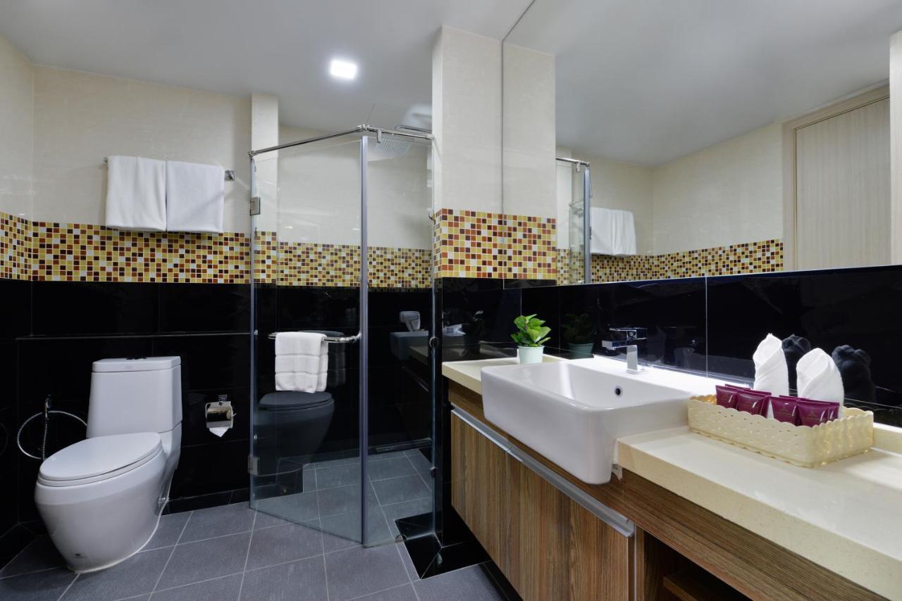 Ramada By Wyndham Bangkok Ten Ekamai Residences Buitenkant foto