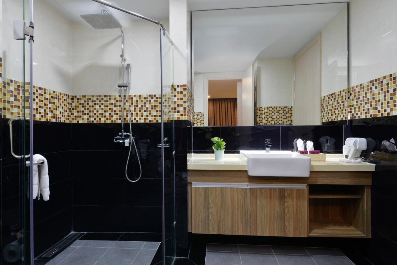 Ramada By Wyndham Bangkok Ten Ekamai Residences Buitenkant foto