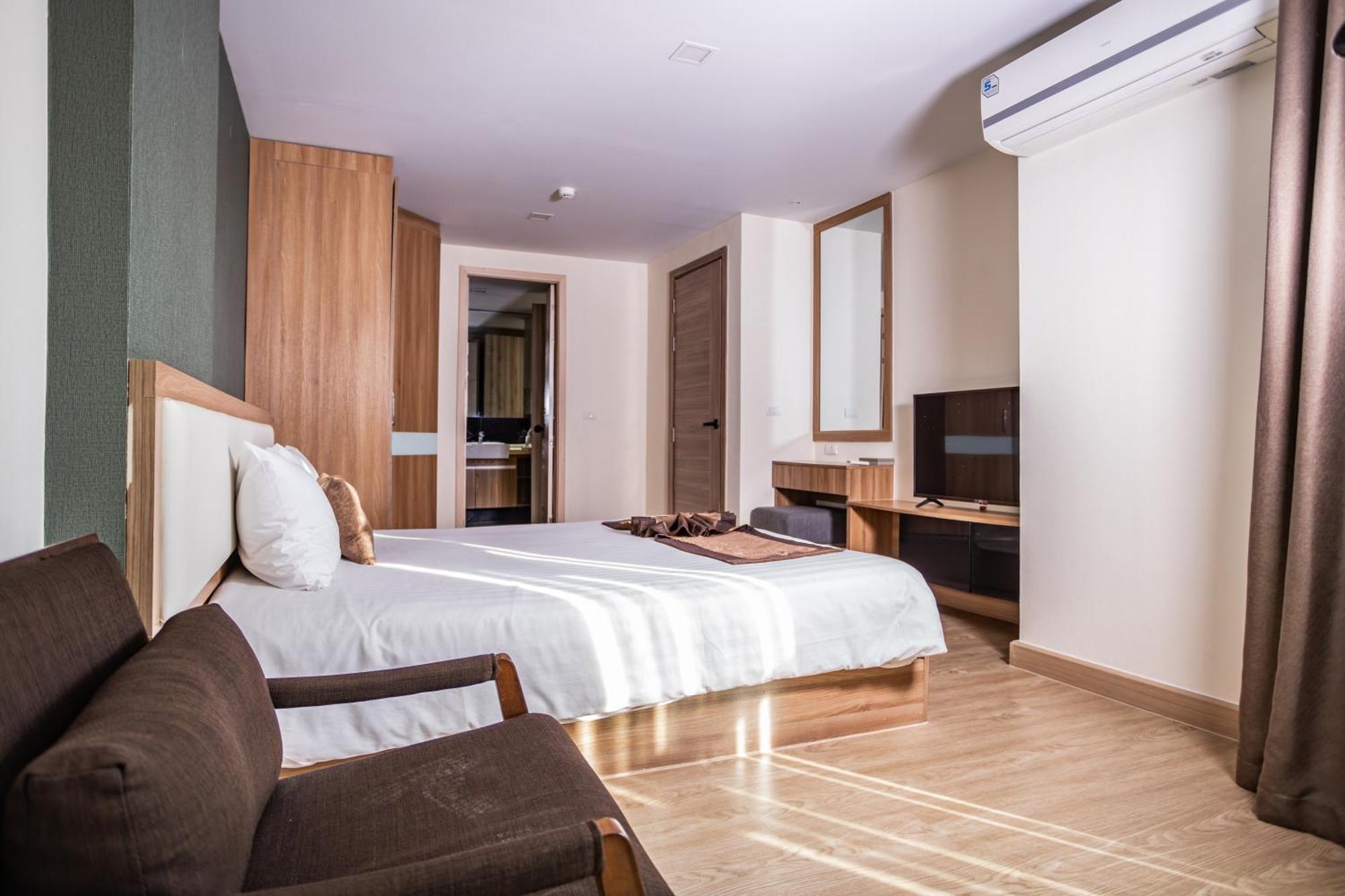 Ramada By Wyndham Bangkok Ten Ekamai Residences Buitenkant foto