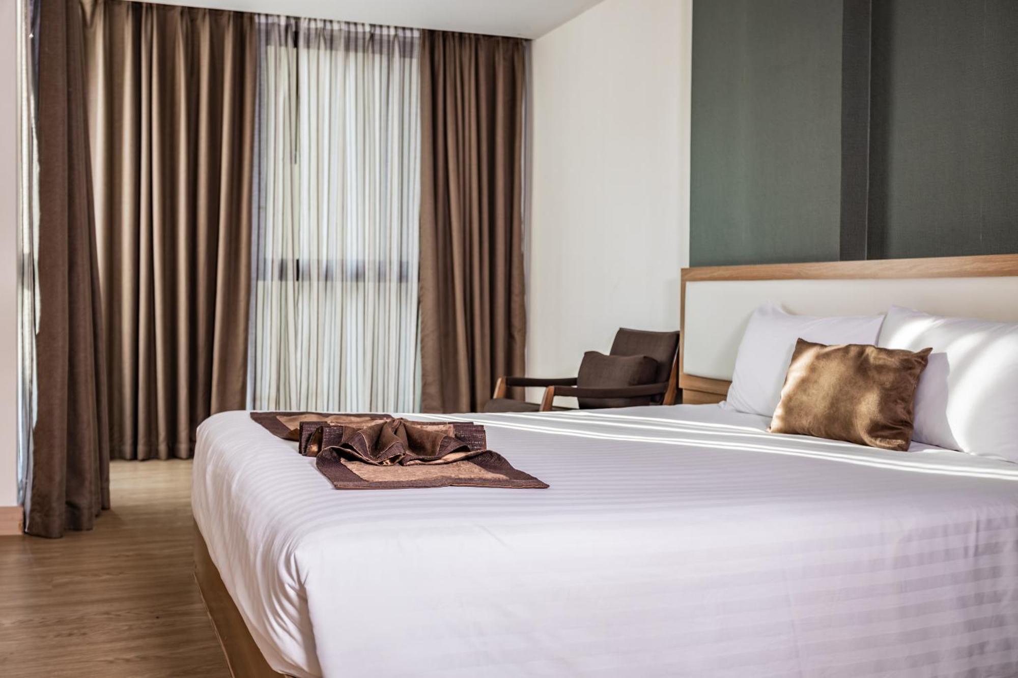 Ramada By Wyndham Bangkok Ten Ekamai Residences Buitenkant foto