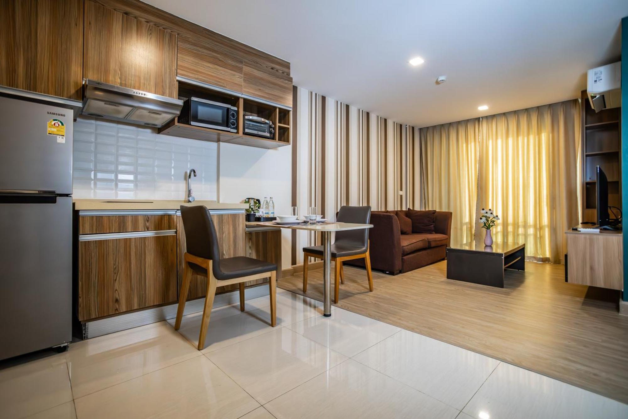 Ramada By Wyndham Bangkok Ten Ekamai Residences Buitenkant foto