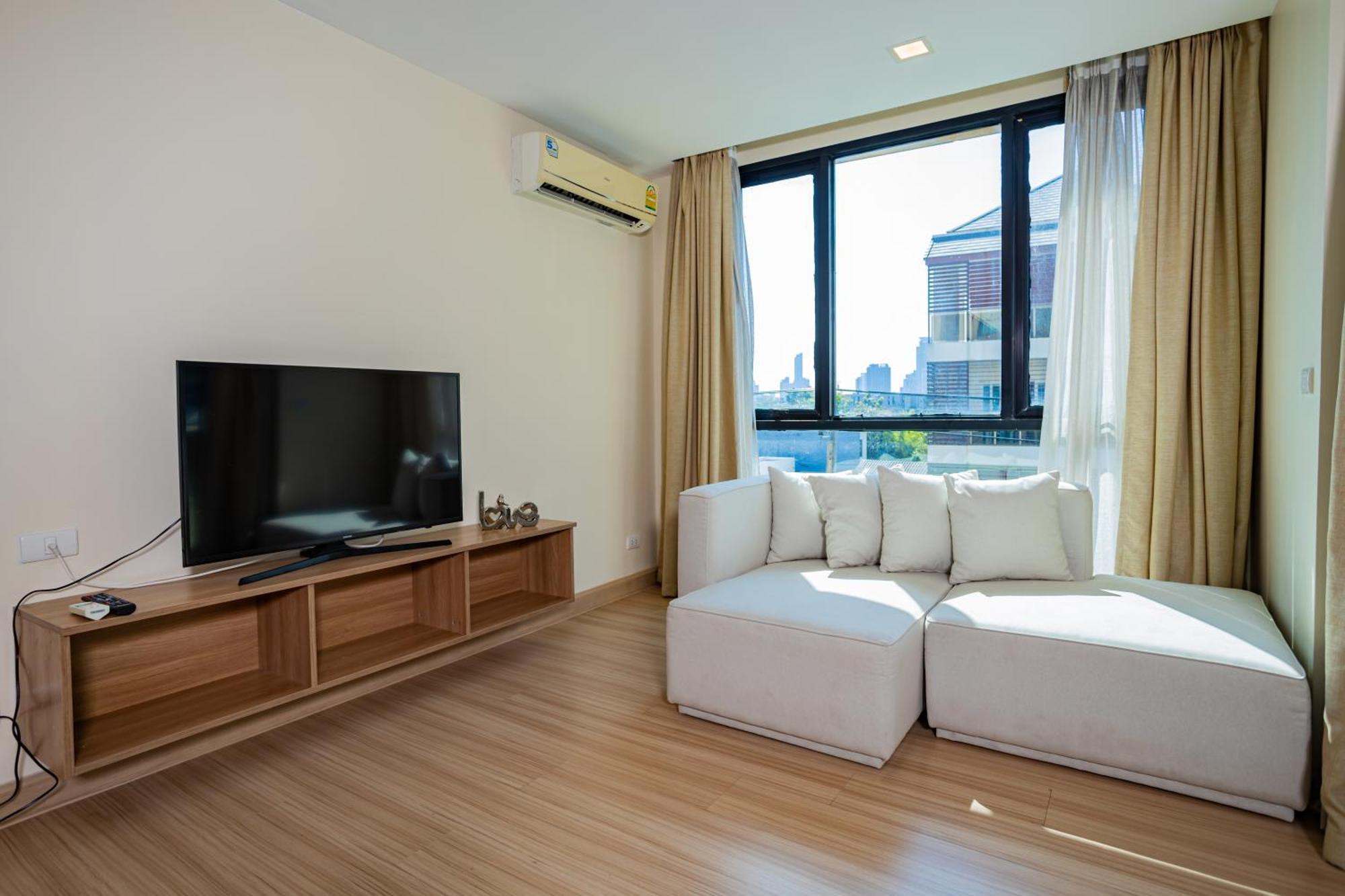Ramada By Wyndham Bangkok Ten Ekamai Residences Buitenkant foto