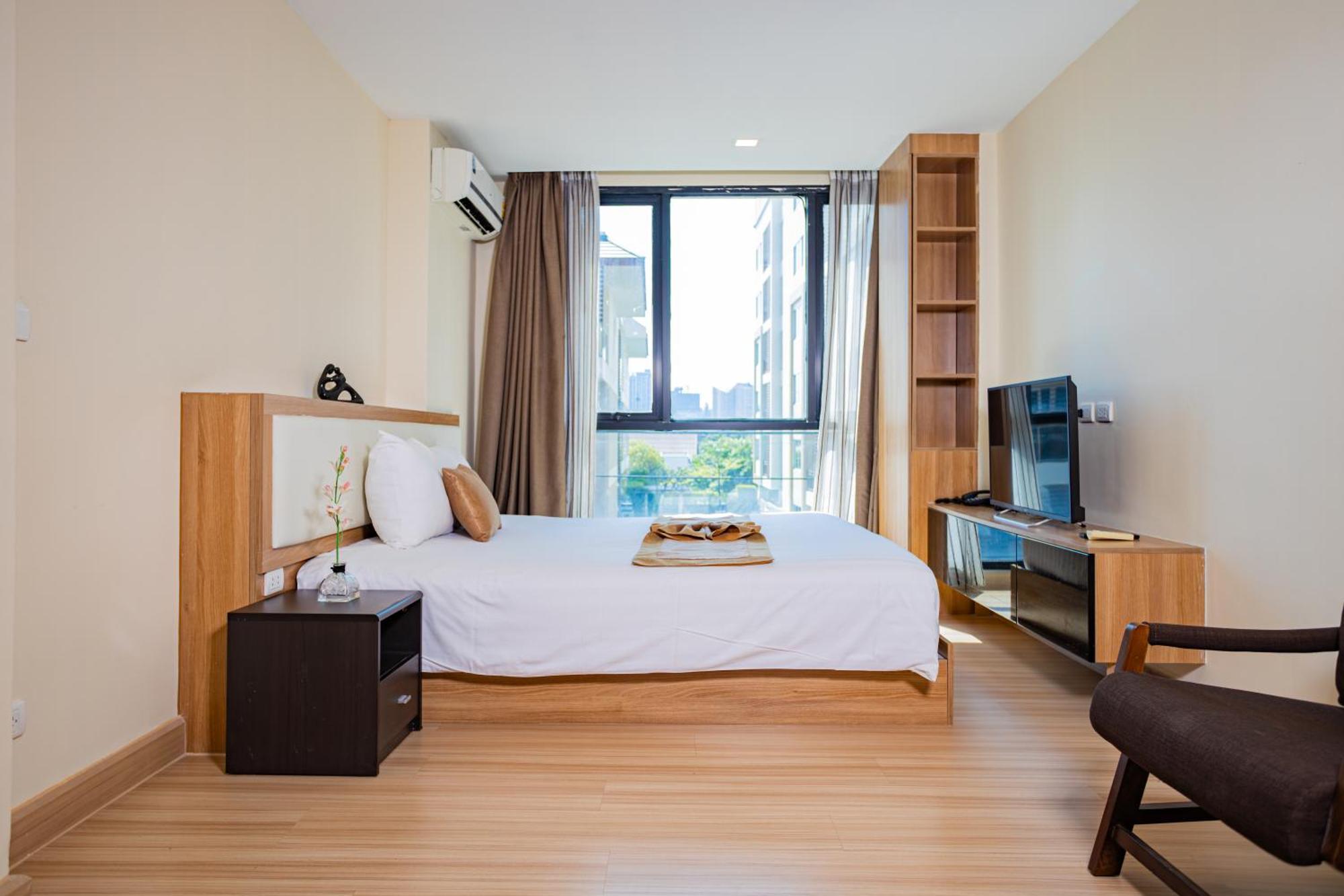Ramada By Wyndham Bangkok Ten Ekamai Residences Buitenkant foto