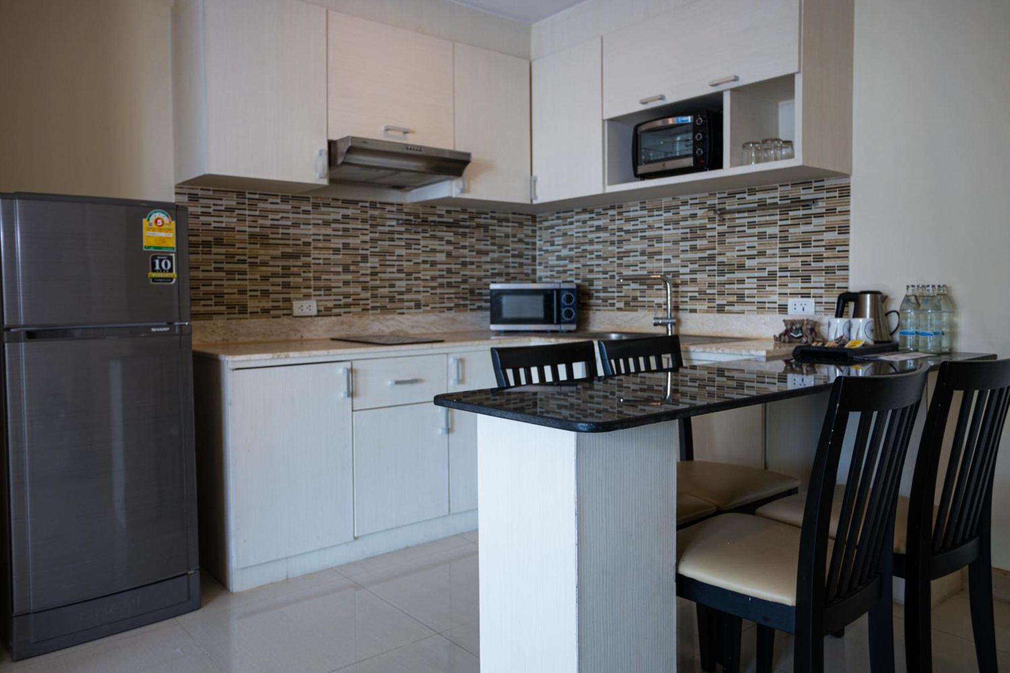 Ramada By Wyndham Bangkok Ten Ekamai Residences Buitenkant foto