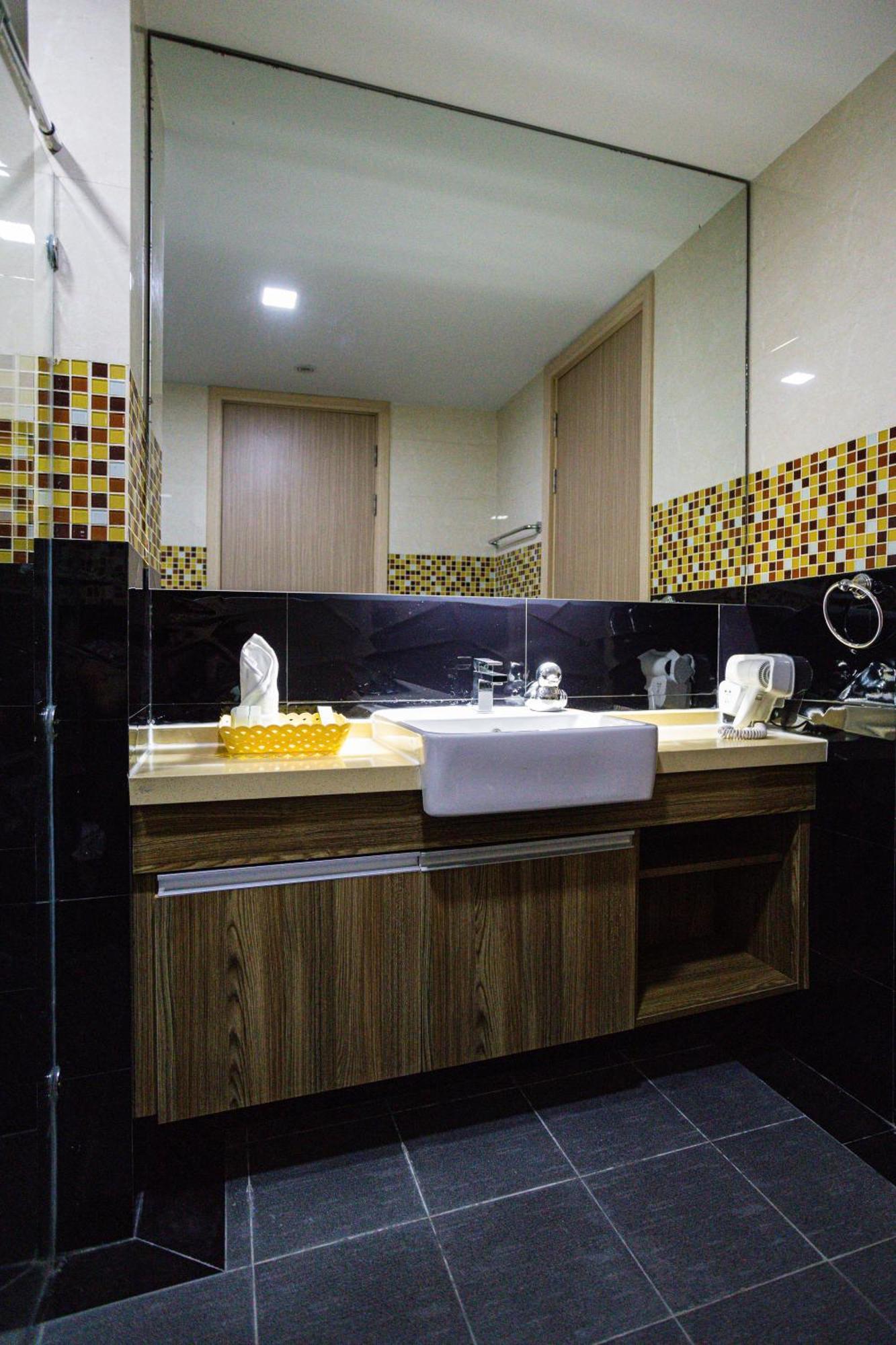 Ramada By Wyndham Bangkok Ten Ekamai Residences Buitenkant foto