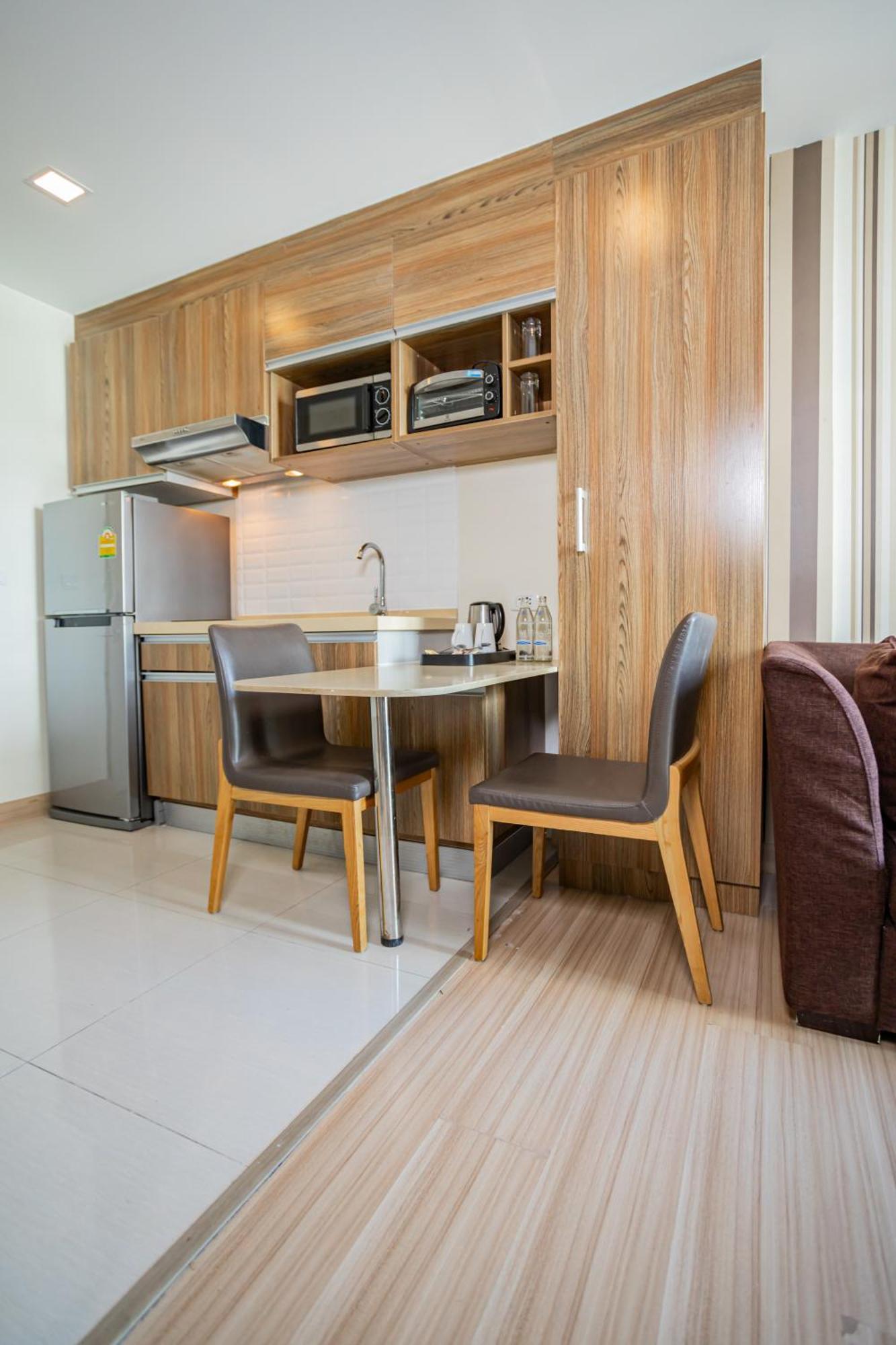 Ramada By Wyndham Bangkok Ten Ekamai Residences Buitenkant foto