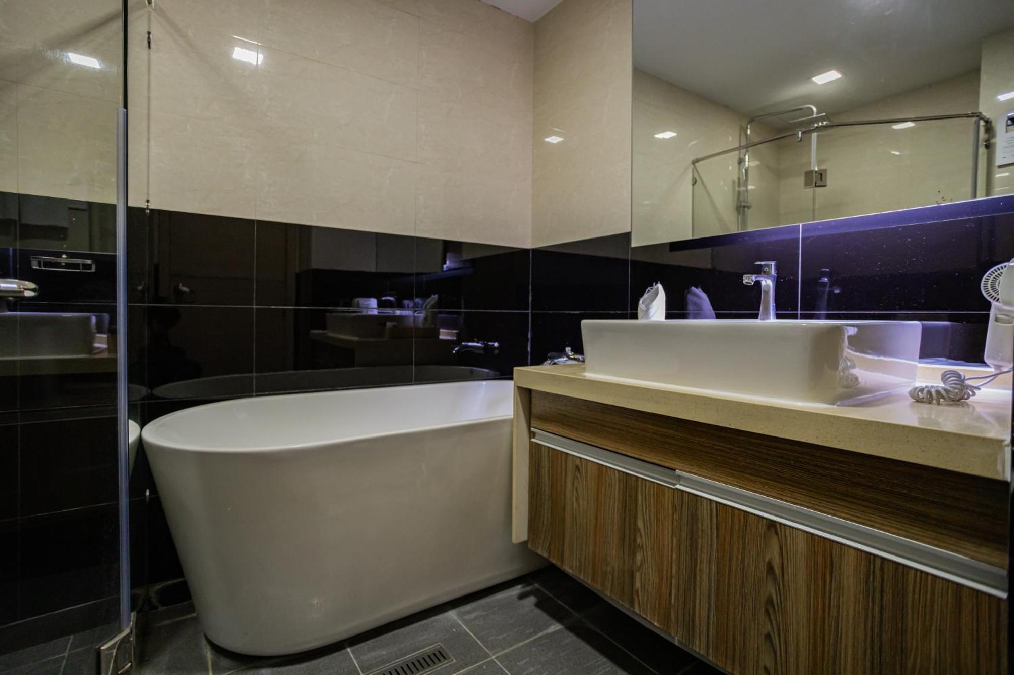 Ramada By Wyndham Bangkok Ten Ekamai Residences Buitenkant foto