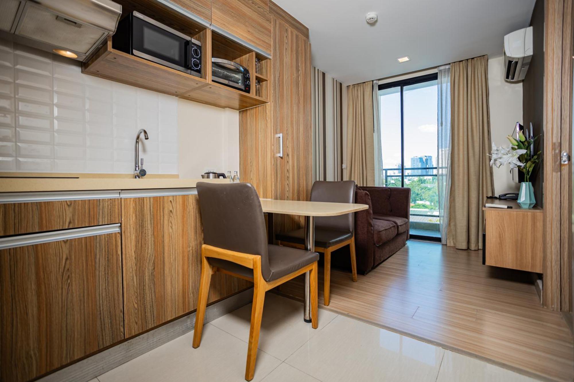 Ramada By Wyndham Bangkok Ten Ekamai Residences Buitenkant foto