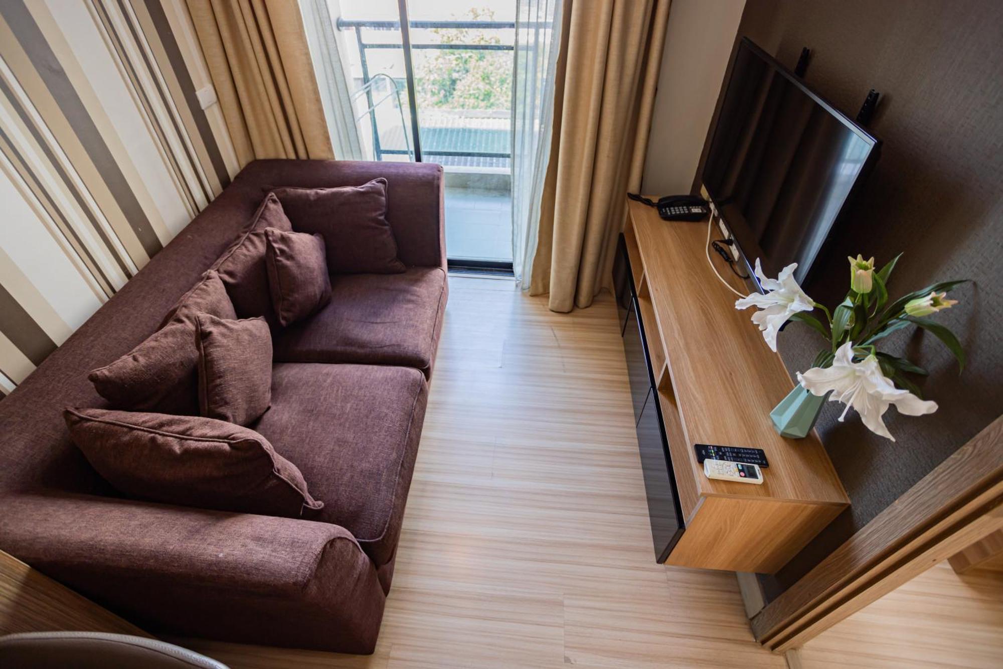 Ramada By Wyndham Bangkok Ten Ekamai Residences Buitenkant foto