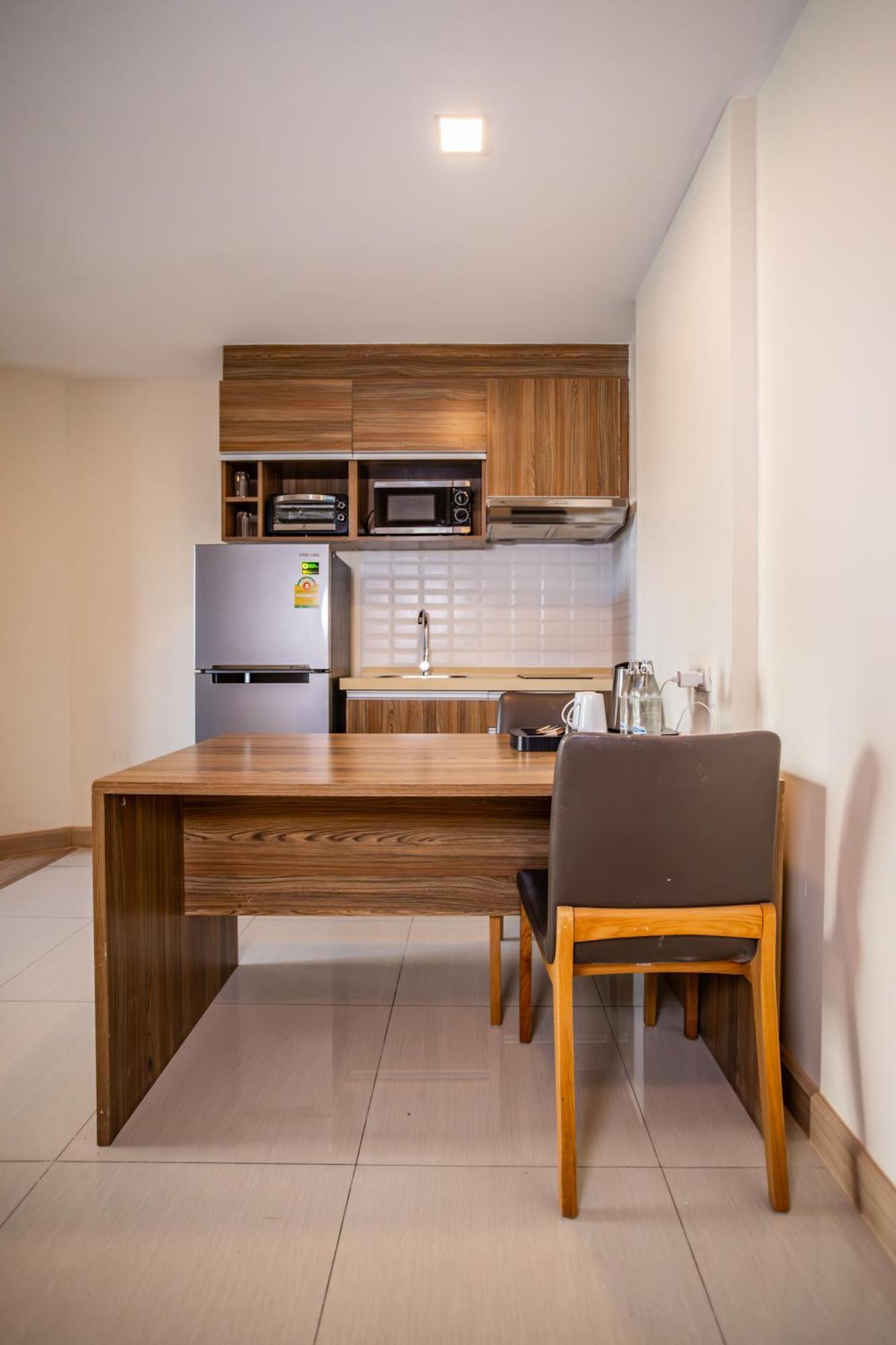 Ramada By Wyndham Bangkok Ten Ekamai Residences Buitenkant foto