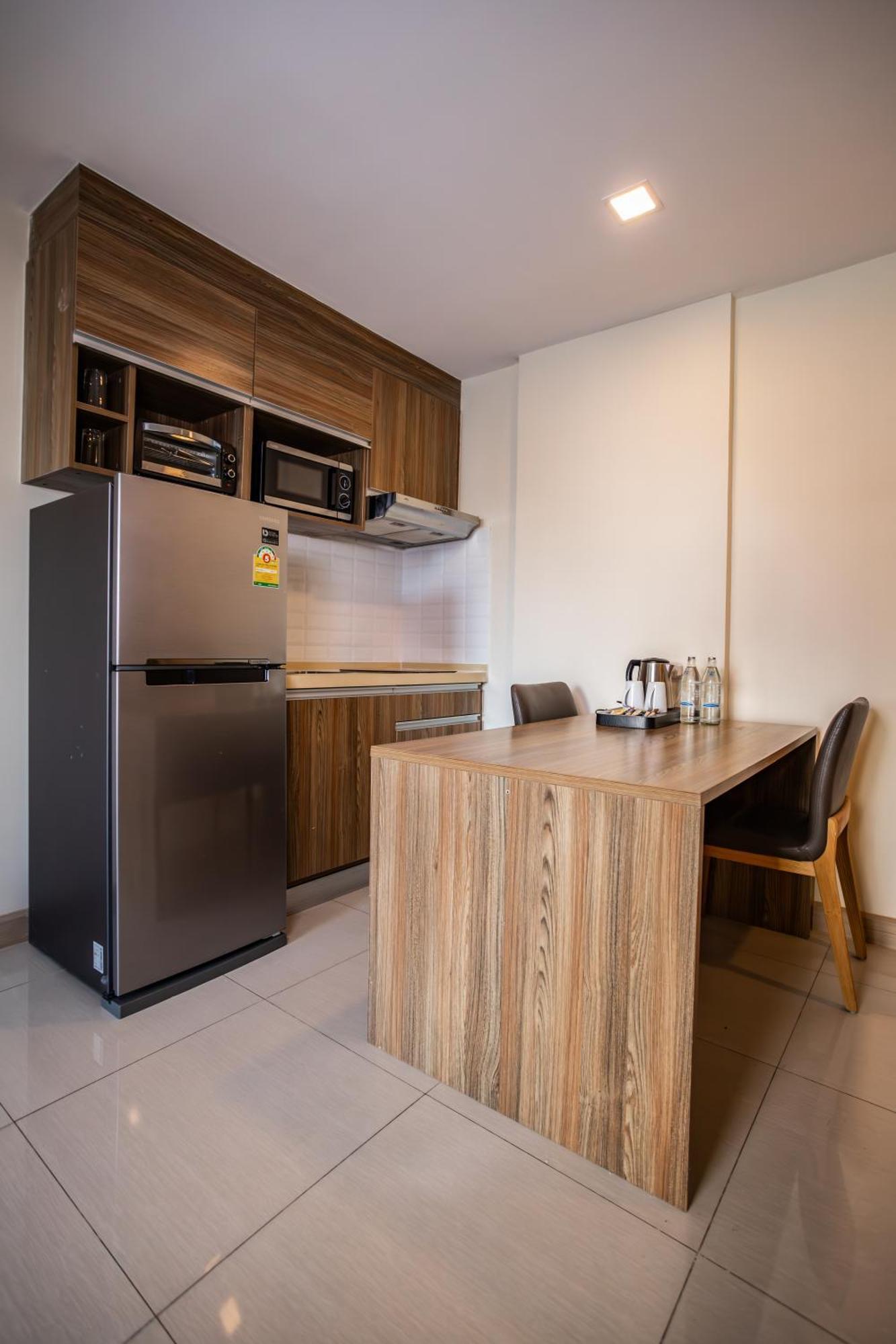 Ramada By Wyndham Bangkok Ten Ekamai Residences Buitenkant foto