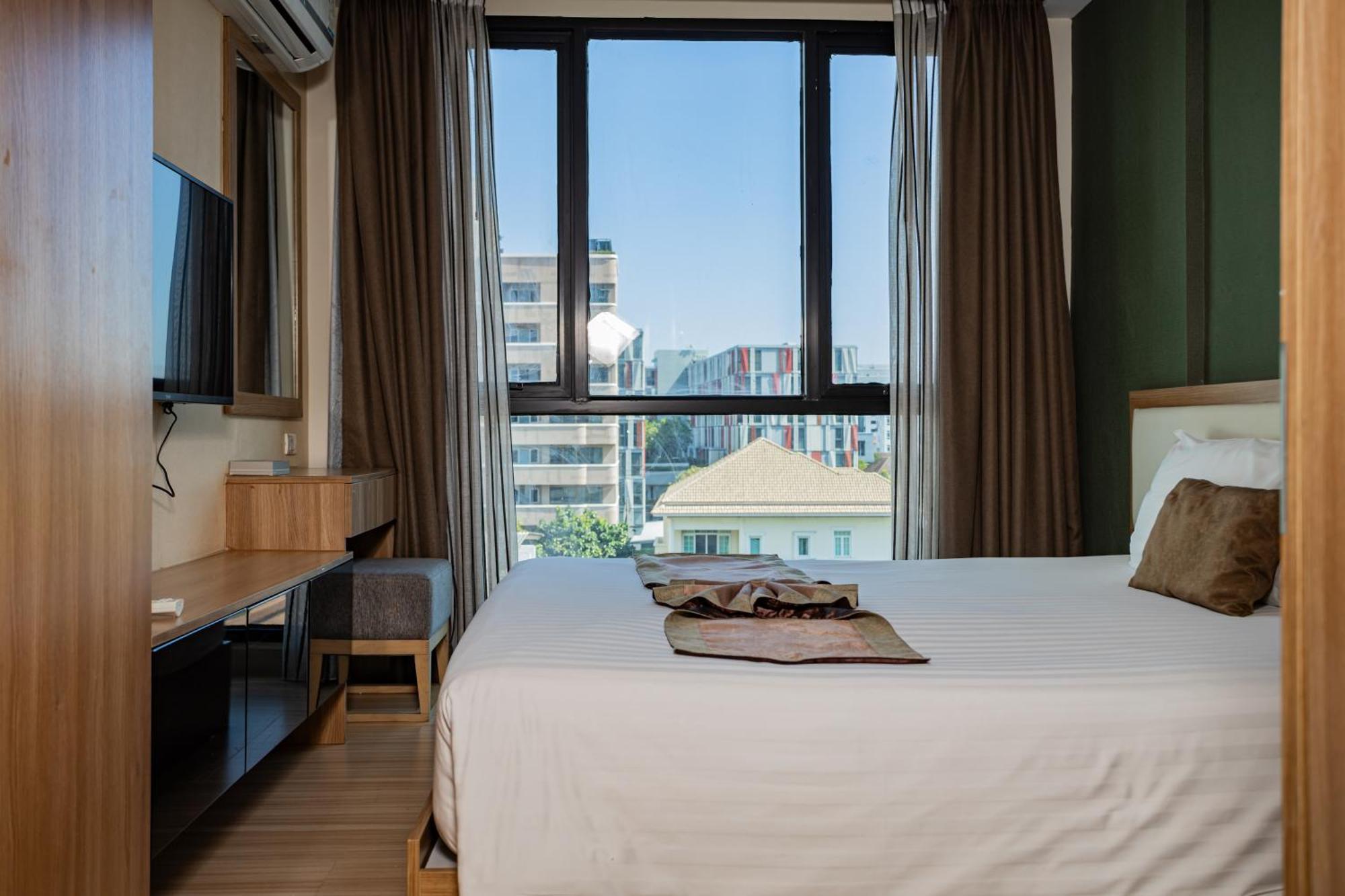 Ramada By Wyndham Bangkok Ten Ekamai Residences Buitenkant foto