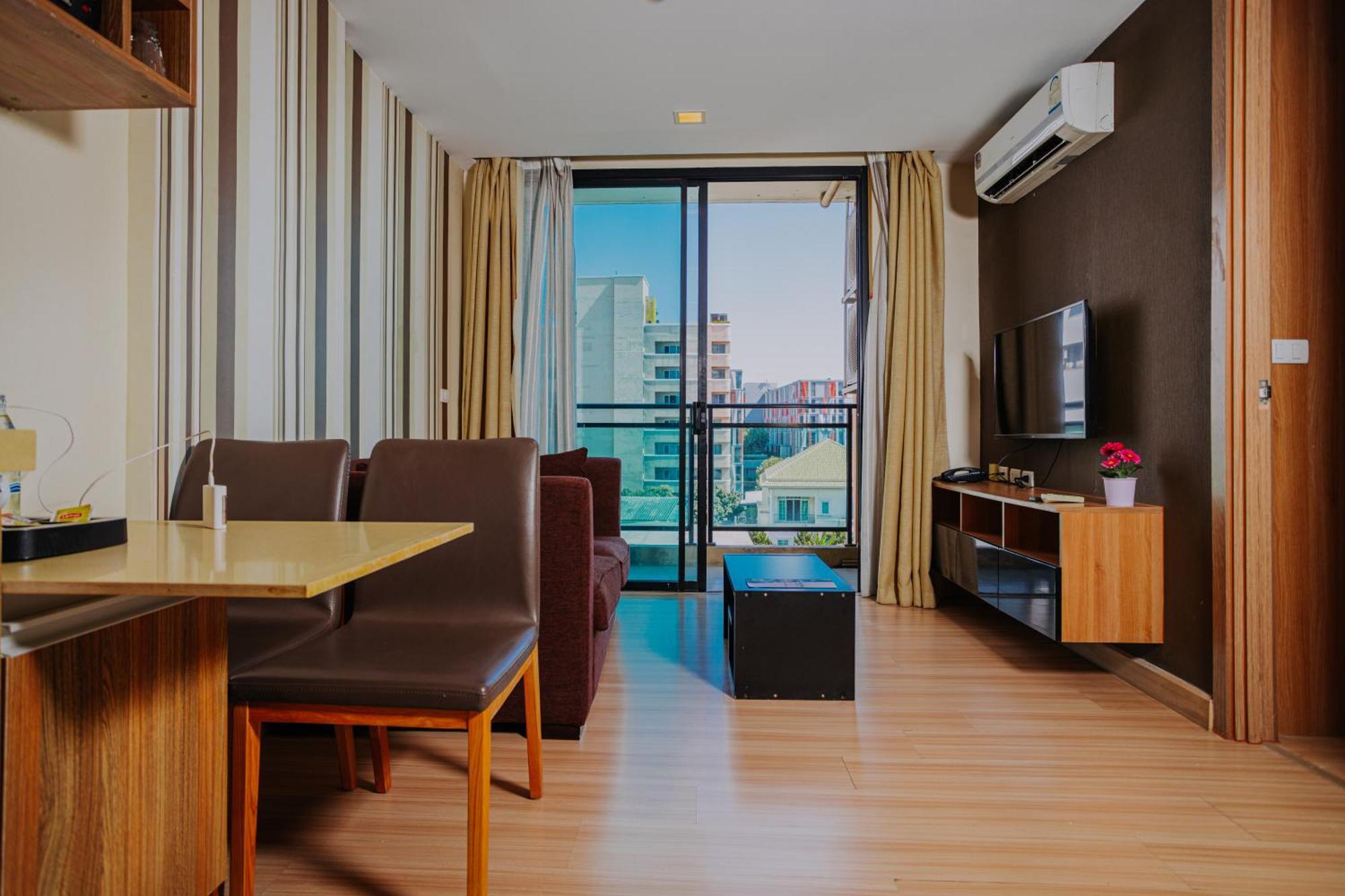 Ramada By Wyndham Bangkok Ten Ekamai Residences Buitenkant foto