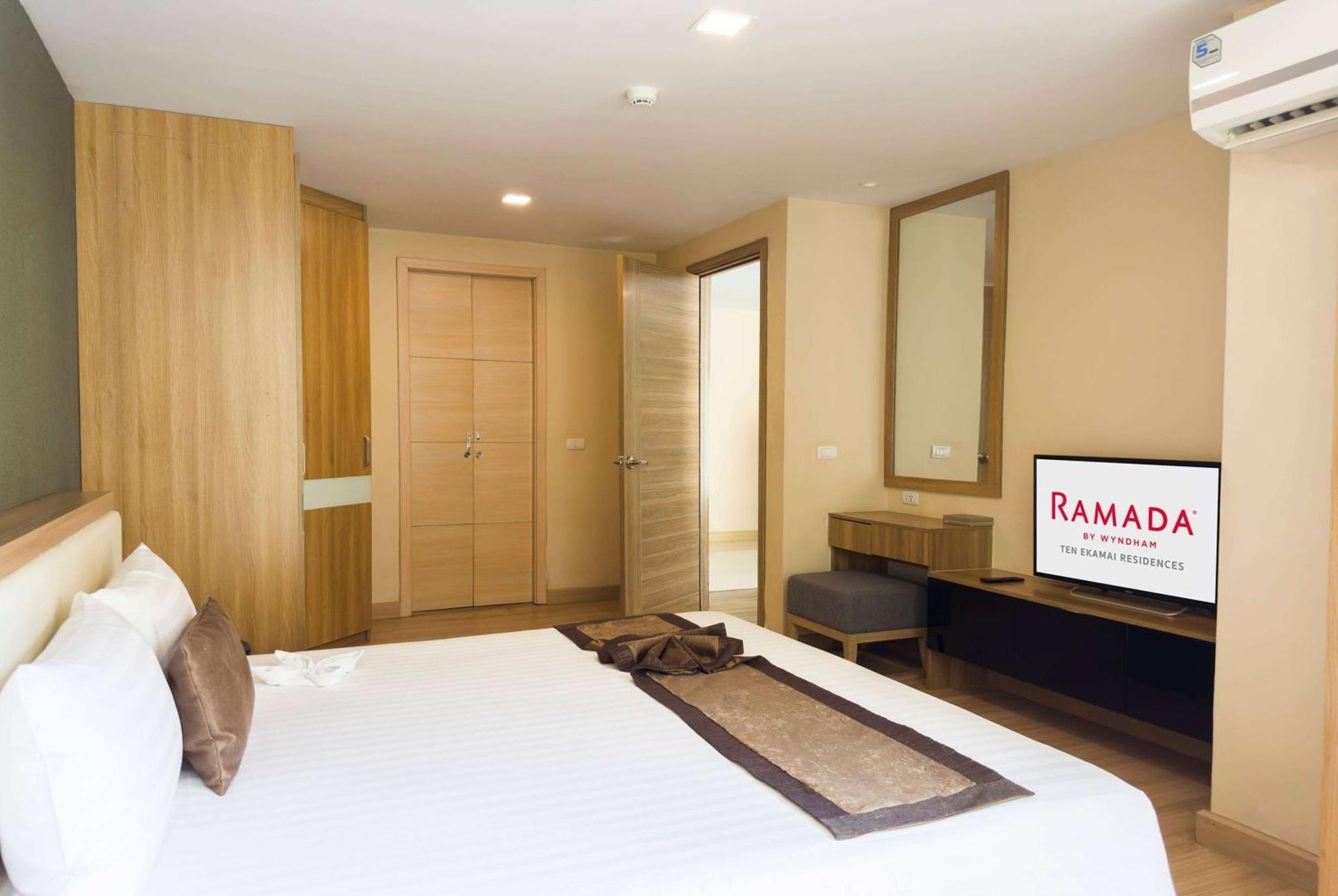Ramada By Wyndham Bangkok Ten Ekamai Residences Buitenkant foto