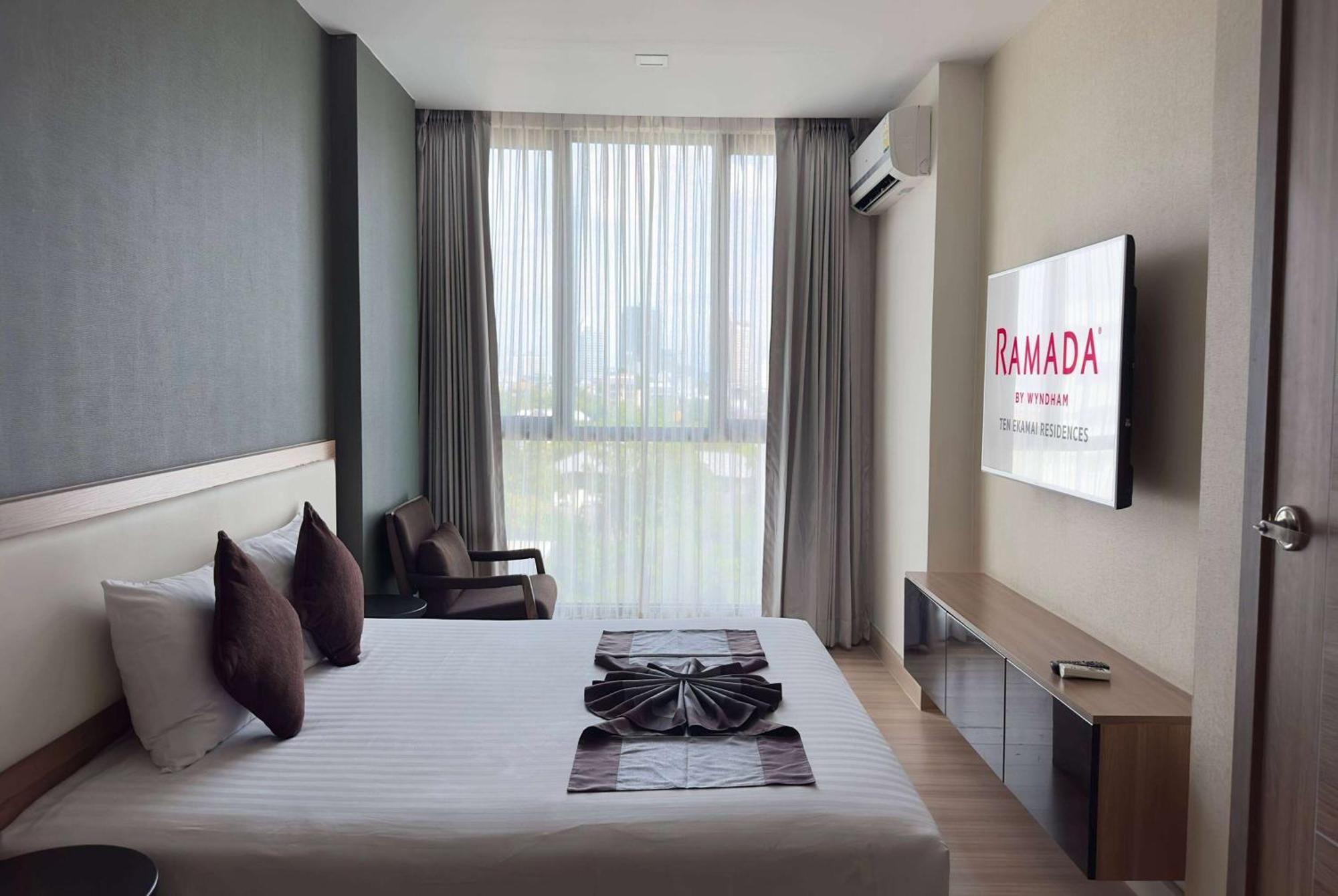 Ramada By Wyndham Bangkok Ten Ekamai Residences Buitenkant foto