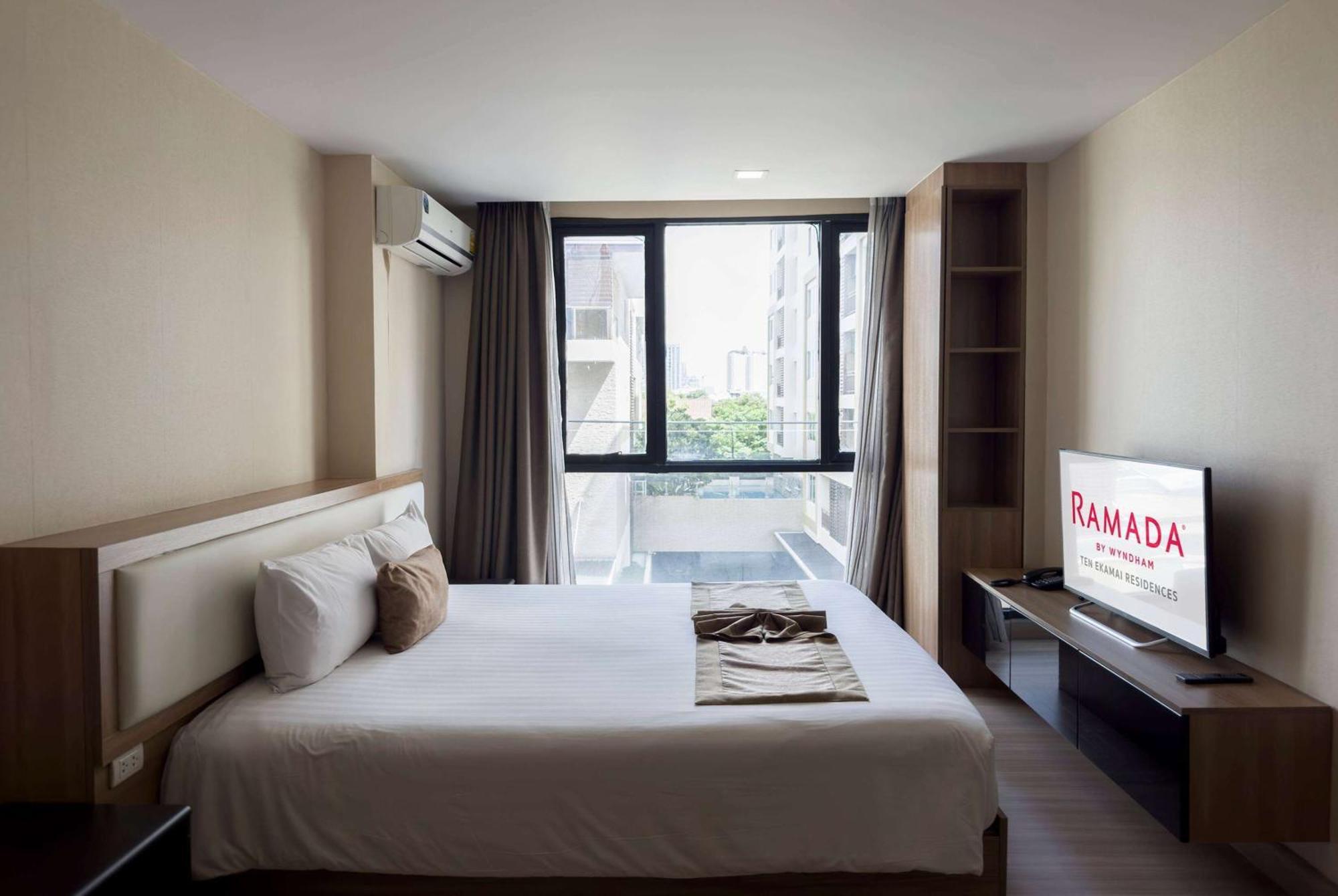 Ramada By Wyndham Bangkok Ten Ekamai Residences Buitenkant foto