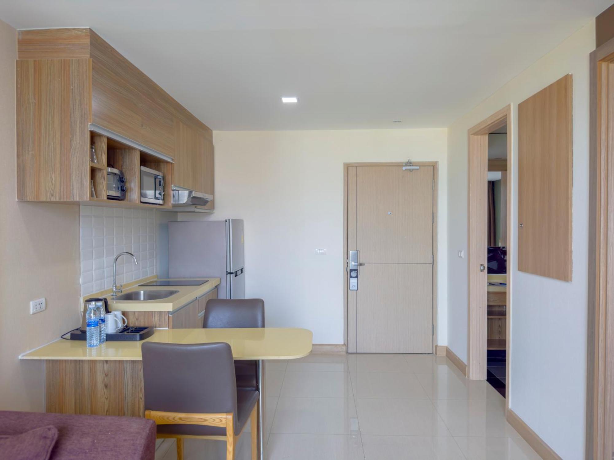 Ramada By Wyndham Bangkok Ten Ekamai Residences Buitenkant foto