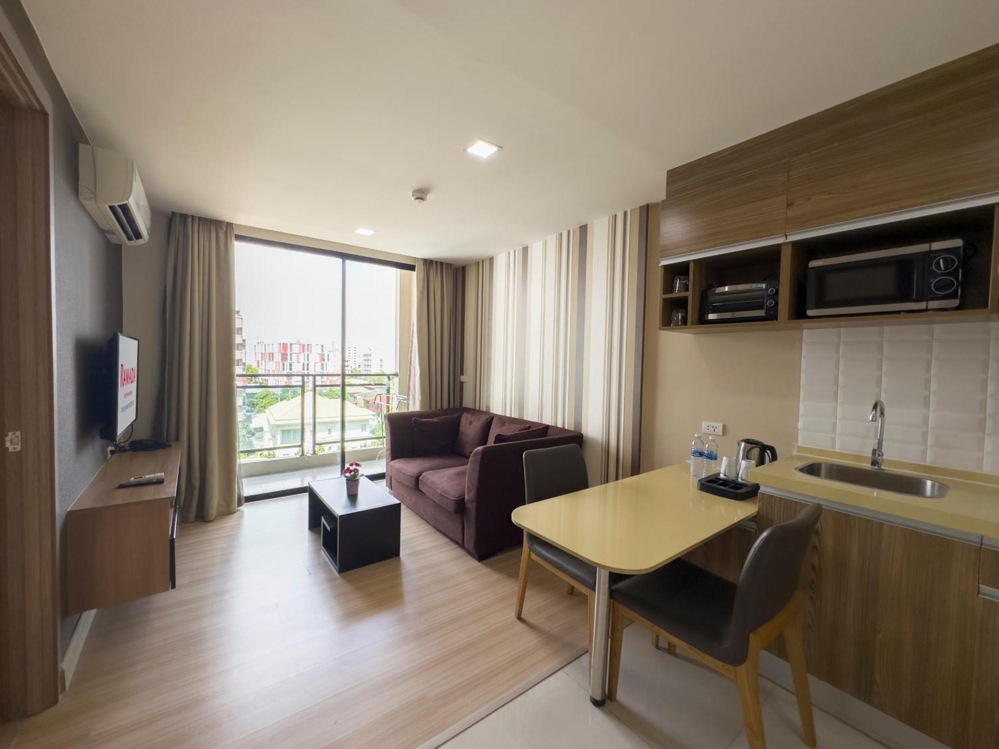 Ramada By Wyndham Bangkok Ten Ekamai Residences Buitenkant foto
