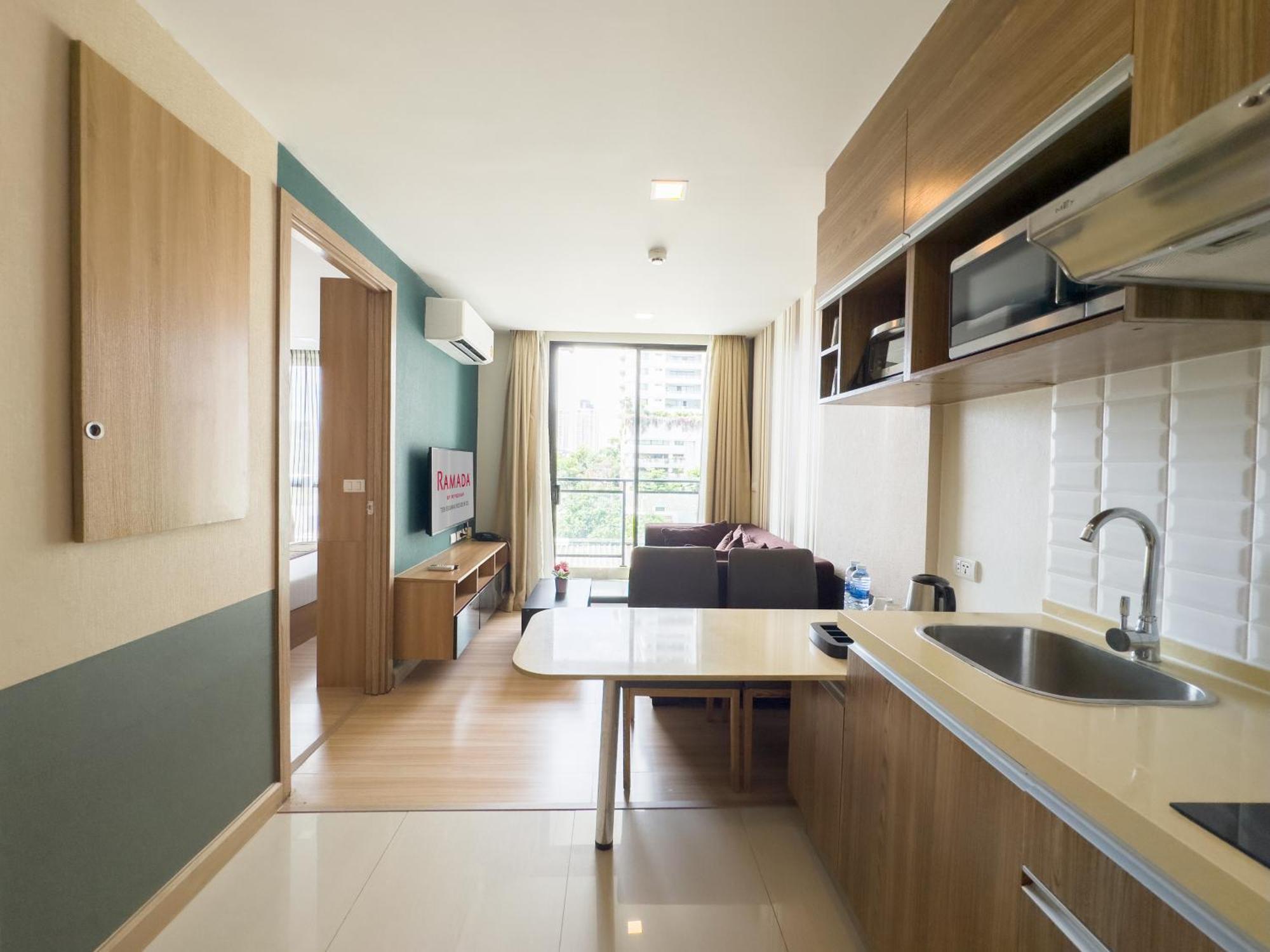 Ramada By Wyndham Bangkok Ten Ekamai Residences Buitenkant foto
