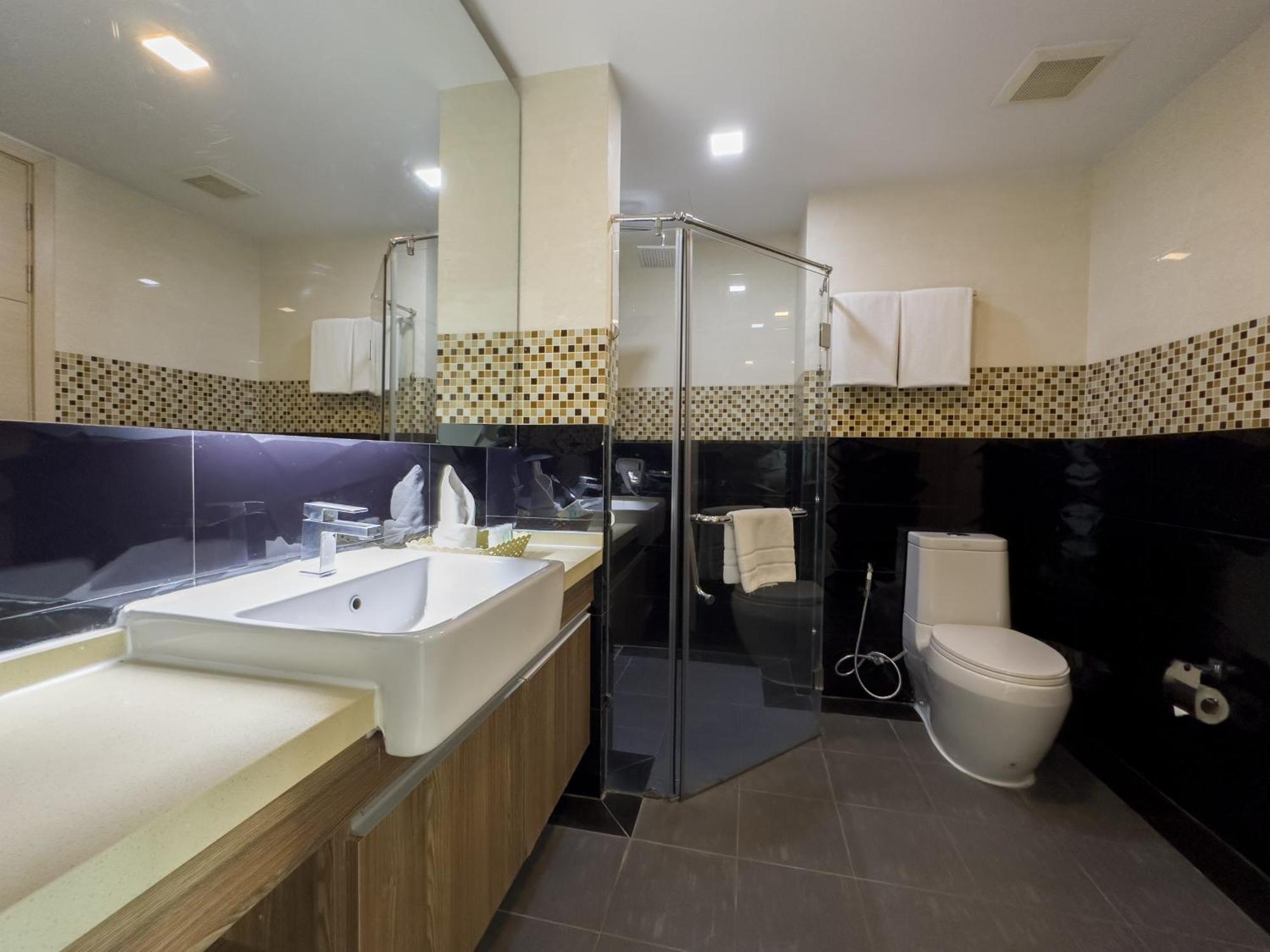 Ramada By Wyndham Bangkok Ten Ekamai Residences Buitenkant foto
