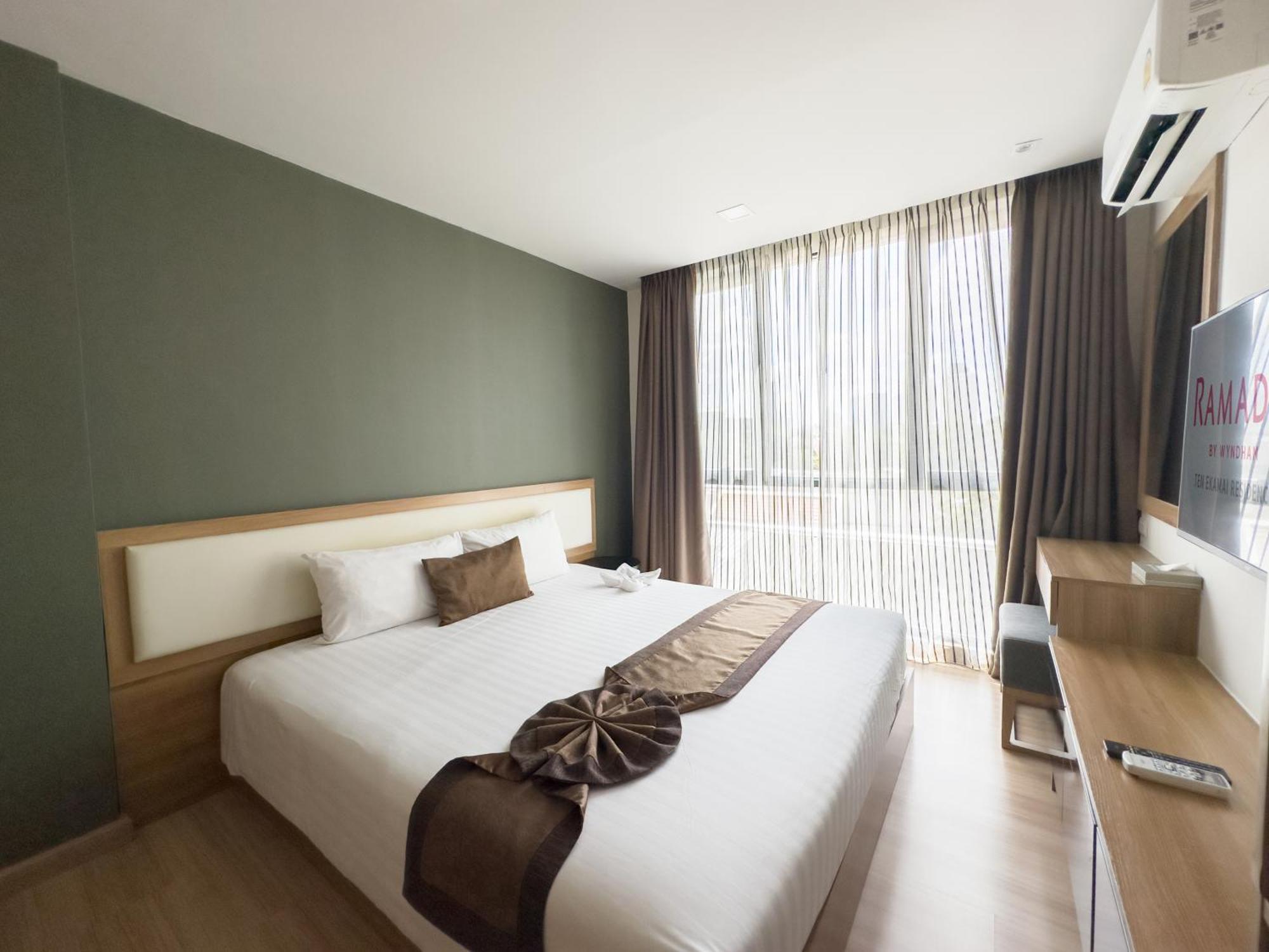 Ramada By Wyndham Bangkok Ten Ekamai Residences Buitenkant foto
